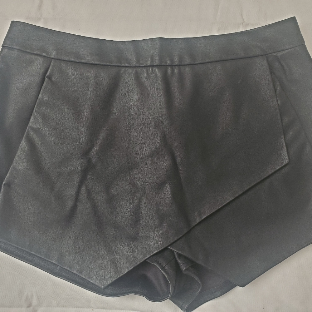 Express Women's Shorts Skort Skirt Faux Leather Size 4